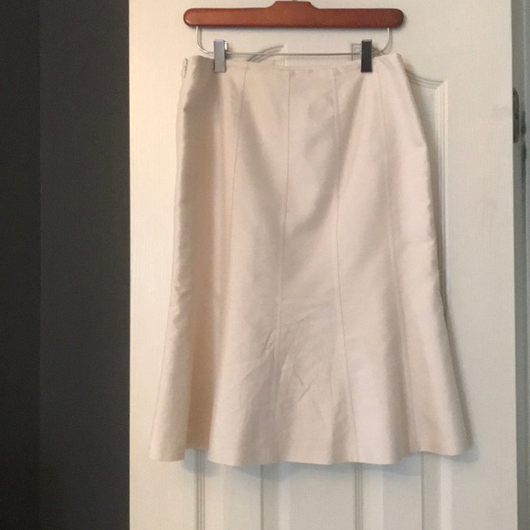 Ann Taylor Ivory/Winter White Tulip Skirt size 4 - Picture 3 of 7